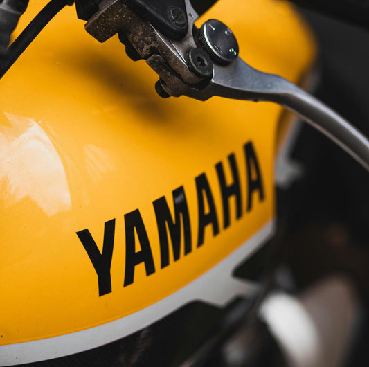 YAMAHA - Conjunto de 22 autocolantes em vinil. Decalques com o logótipo e o nome Yamaha, motas, capacetes, carros e muito mais
