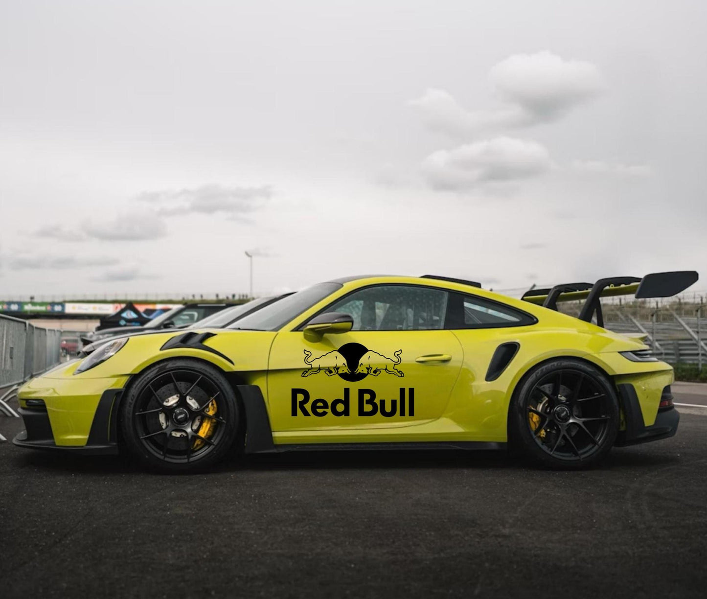 Conjunto de 2 autocolantes em vinil Red Bull – Autocolantes duráveis para carro, carrinha, janela e parede | Vinil Avery Dennison